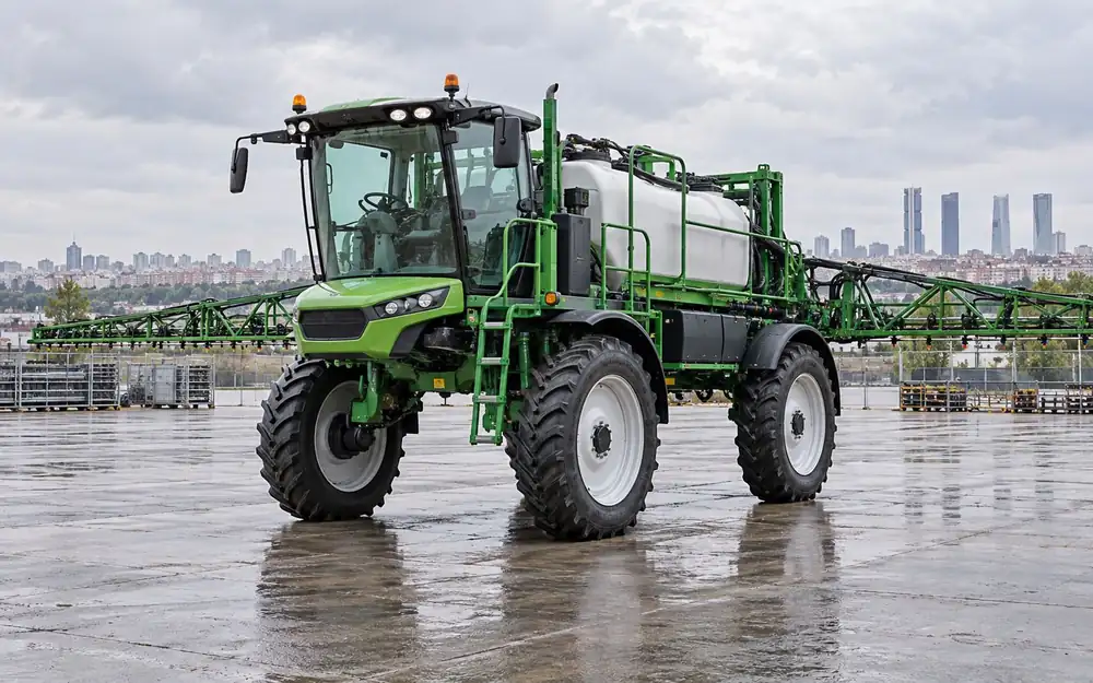 Self-propelled crop sprayer equipment image